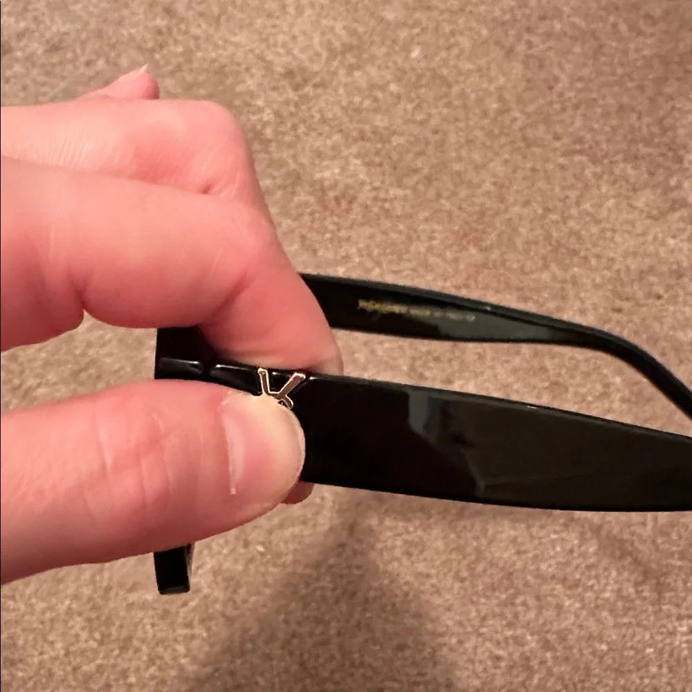 Oversized sunglass selling as is Ysl label on side - Picture 3 of 5